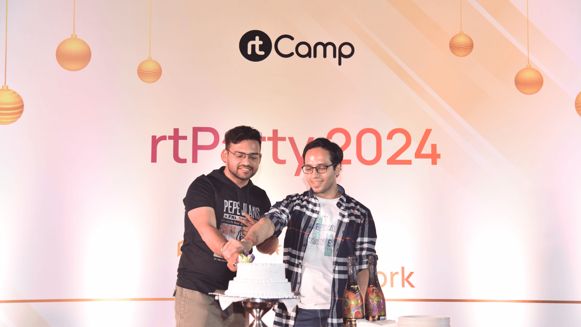 Youngest members of rtCamp cutting the cake for rtParty
